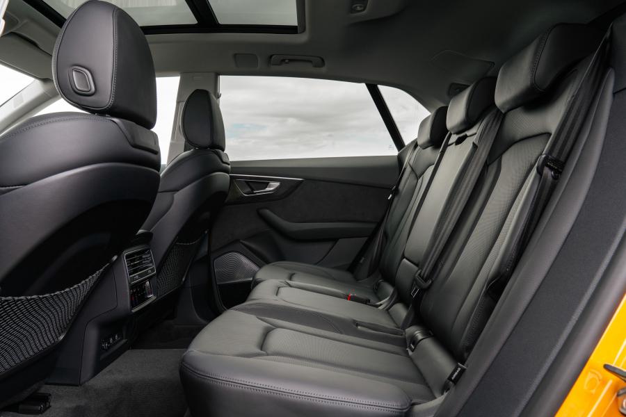 Интерьер Audi Q8 55 TFSI Quattro S-Line 2018 года  (AU) (фото 18 из 40)